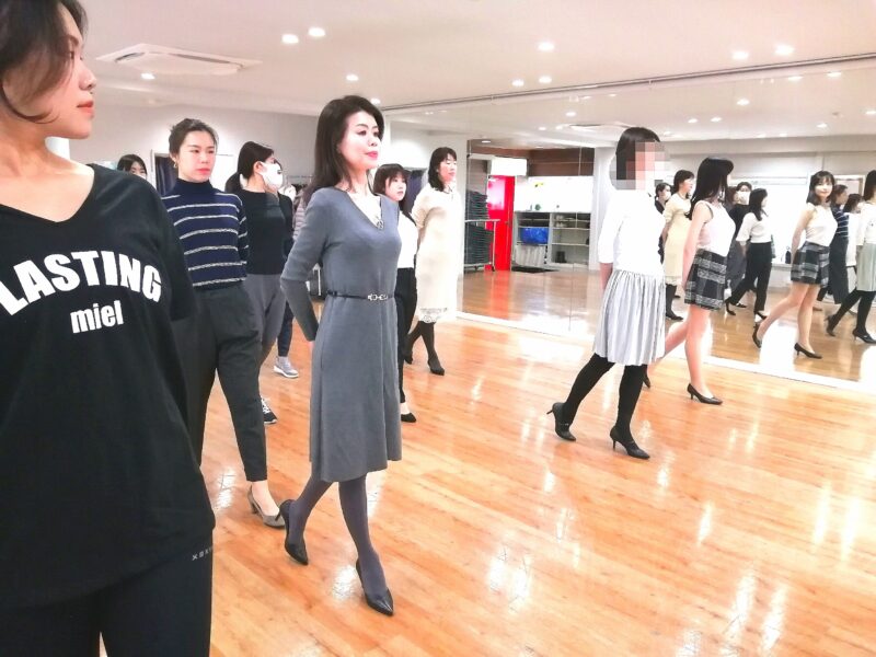 ウォーキングビューティスクール初級クラスの様子 歩き方 姿勢 教室 レッスン 東京 人気スクール　おすすめ　ウォーキング