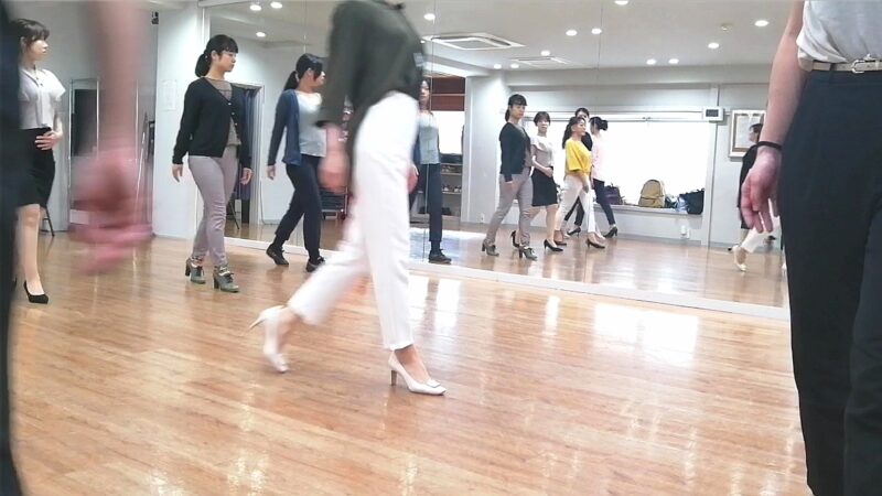 姿勢矯正と性格美を磨く!上半身の印象を柔らかく。たおやか女性の腕の振り方・女性らしい手の形