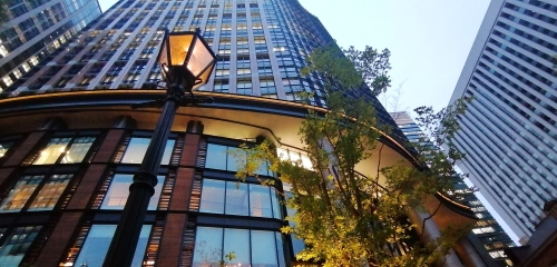 丸の内・三菱一号館美術館「一号館広場」丸の内ブリックス