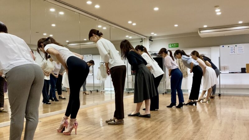 中級クラス 「お辞儀」— 面接・入社 ~ コンテスト・ウエディングで差がつく!立ち居振る舞い・マナーで信頼される自分に!ウォーキングビューティスクール