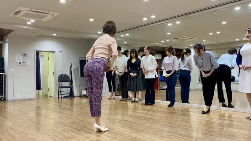中級クラス 「お辞儀」— 面接・入社 ~ コンテスト・ウエディングで差がつく!立ち居振る舞い・マナーで信頼される自分に!ウォーキングビューティスクール