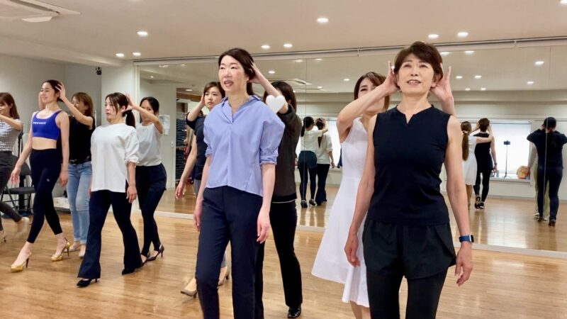 初級クラス「猫背改善!菜々緒さんのような小顔美人とすらりとした背筋を目指そう」ウォーキングでオーラを!ウォーキングビューティスクール