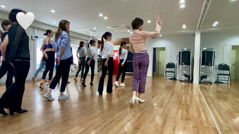 初級クラス「猫背改善!菜々緒さんのような小顔美人とすらりとした背筋を目指そう」ウォーキングでオーラを!ウォーキングビューティスクール
