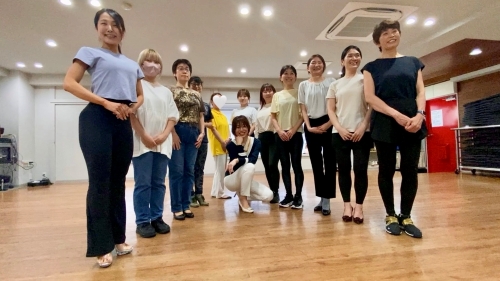 カメラ前の立ち方 / 集合写真でも1人でもスタイルよく写真に映る!立ち位置・表情・腰当てポーズ・脚さばきのレッスン
