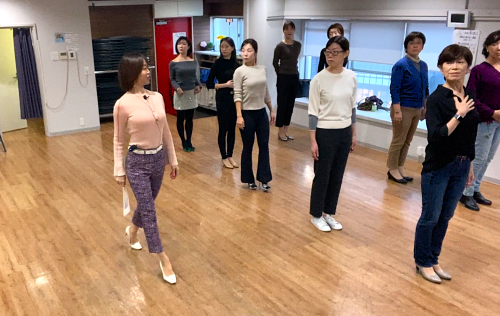 ウォーキングビューティスクール・初級クラス・デコルテからオーラを。鎖骨美人講座