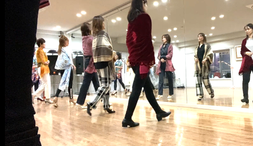 立ち居振る舞い・所作・マナーを学べるウォーキングビューティースクール中級クラス/ストールの所作 / 眠っているストールが主役に変わる!着脱と演出の美しいしぐさ