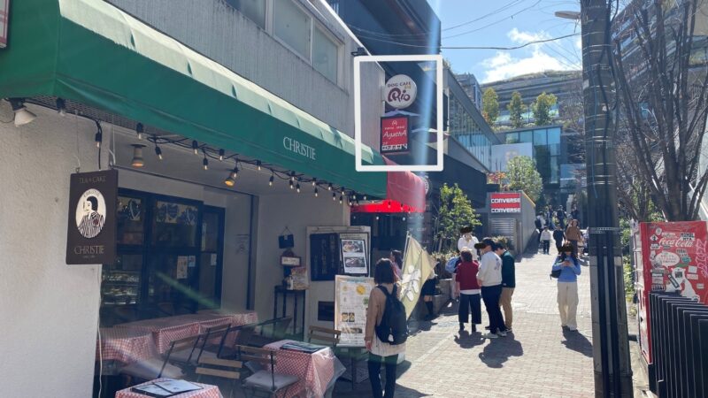 ウォーキングビューティスクールのレッスンスタジオ東京渋谷区原宿竹下通りAgathaスタジオ道順看板 歩き方教室 姿勢の矯正