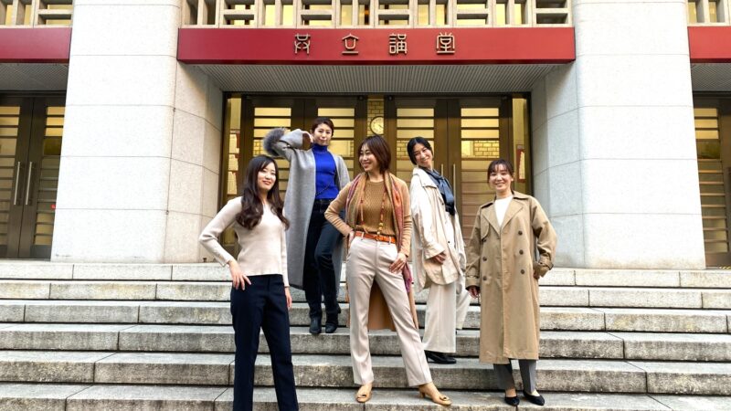 ウォーキングビューティスクール認定講師の活動 共立女子大学ブライダル制作発表会 共立講堂正面玄関にて