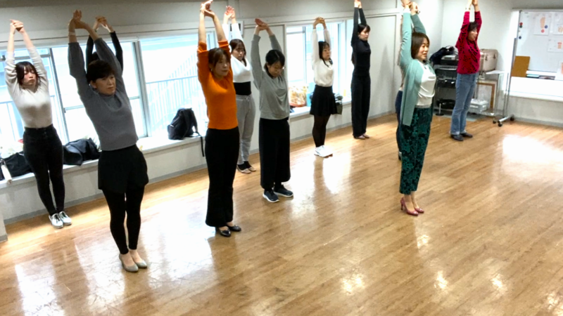 呼吸筋・腹筋のダブルづかいでくびれ美人！優雅な空気感も磨くウォーキングスクール姿勢矯正ダイエット