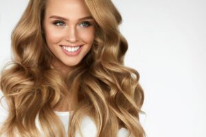 モデルのスマイルラインで好印象な女性に