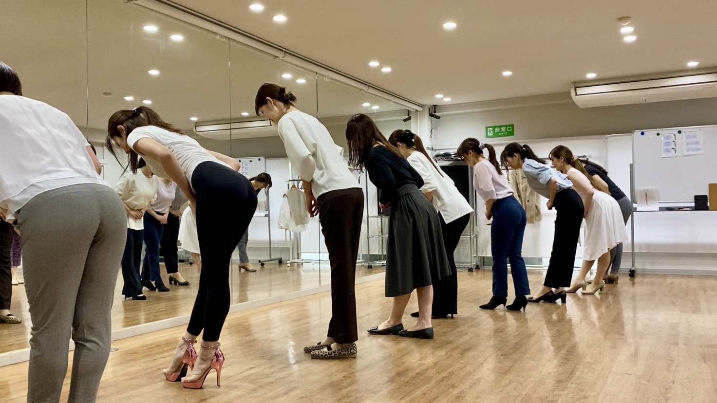 中級クラス　「お辞儀」— 面接・入社 ～ コンテスト・ウエディングで差がつく！立ち居振る舞い・マナーで信頼される自分に！ウォーキングビューティスクール