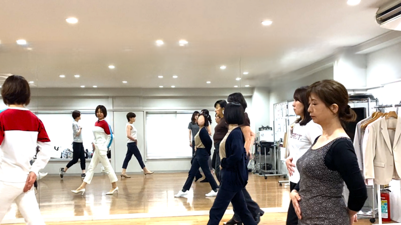 スラリと美脚で進む!美しい後ろ足の使い方と脚長に見える引き寄せ